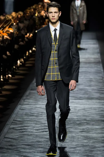 Look 32